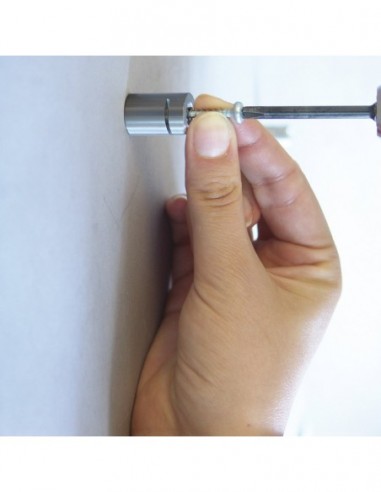 Montaż dystansu reklamowego Fisso Steel Safe