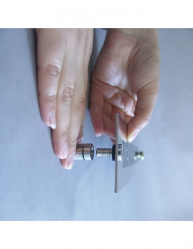 Montaż dystansu reklamowego Fisso Steel Safe