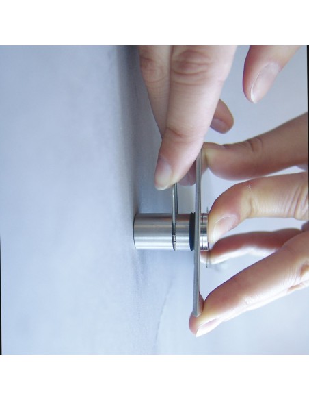 Montaż dystansu reklamowego Fisso Steel Safe