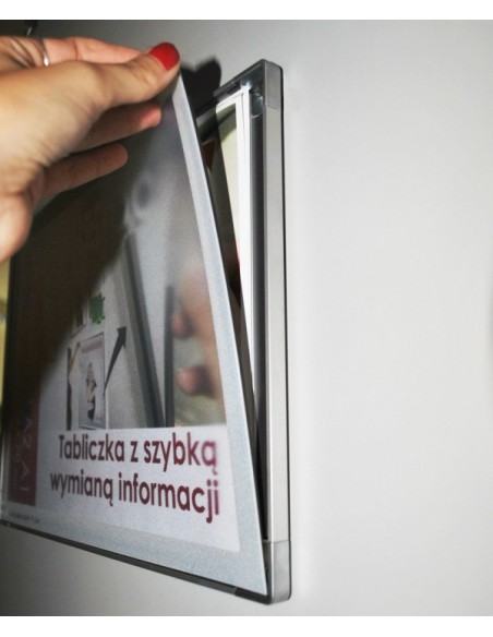 Mocowanie frontu tabliczki na magnes Mocowanie frontu tabliczki na magnes