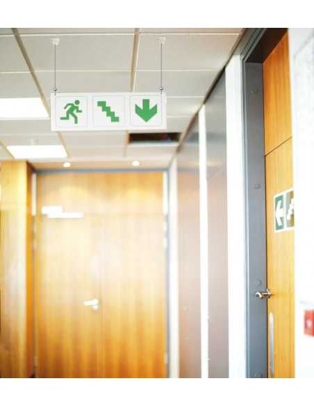 Tabliczka podwieszona pod sufitem