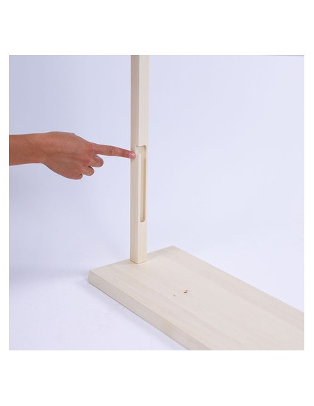 Drewniana konstrukcja stojaka