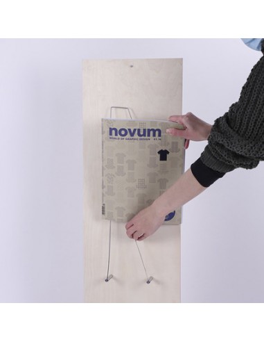 Stojak z drewna na foldery