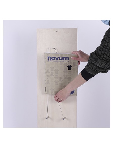 Stojak z drewna na foldery