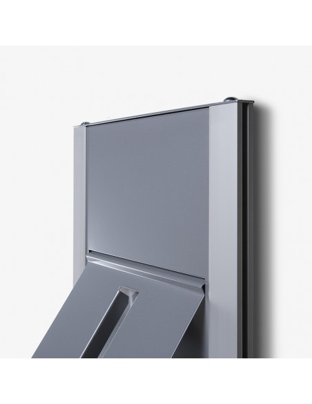 Konstrukcja na ścianę z półkami