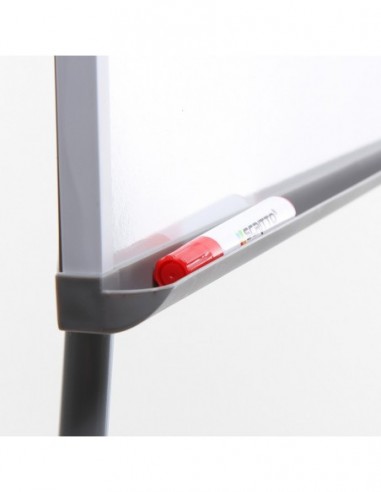 Standardowy flipchart na trójnogu...