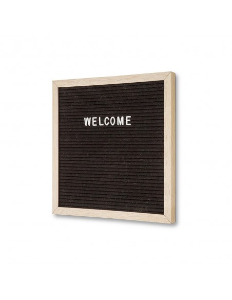 Tablica w drewnianej ramie z literami Tablica w drewnianej ramie z literami