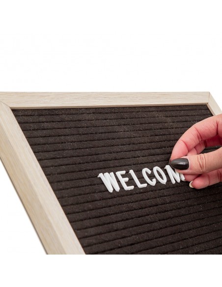 Montaż liter w tablicy